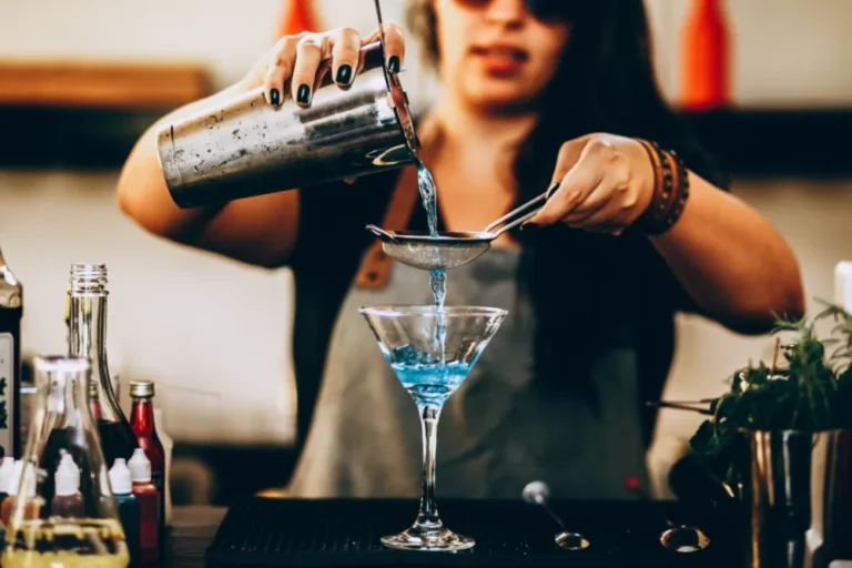 How to Become a Cocktail Waitress: What You Need to Know